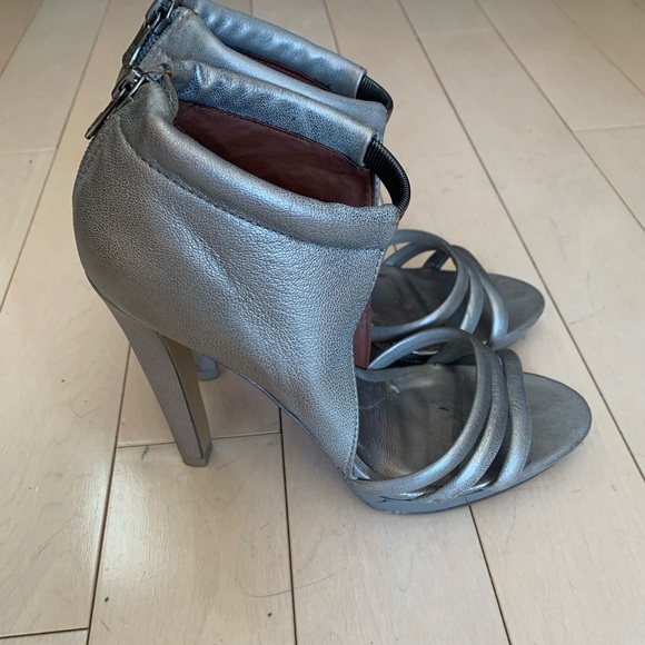 BCBG MAXAZRIA LEATHER HEELS - Picture 6 of 6